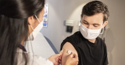 Bộ Y tế hướng dẫn tự theo dõi sức khỏe sau tiêm vắc xin phòng Covid -19
