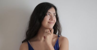 Câu đố: Hai người đứng bắt tay nhau. Trán chân không chạm, tay thôi chạm vào. Là chữ gì?