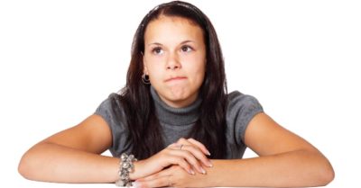 Câu đố: Thuở bé em có hai sừng, Đến tuổi nửa chừng mặt đẹp như hoa, Ngoài hai mươi tuổi về già, Quá ba mươi lại mọc ra hai sừng – Là gì?