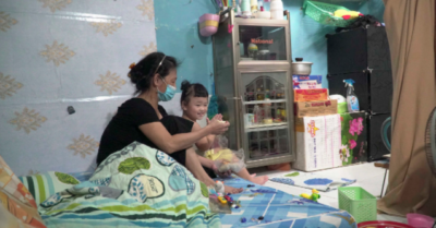Khó khăn trong đại dịch: vừa làm ngoại, vừa làm mẹ của bé 3 tuổi, hai bà cháu chật vật trong 6m2 nhà
