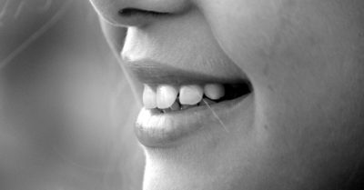 Câu đố: Mồm thì chẳng có, Chỉ ló hàm răng, Sáng sáng siêng năng, Cày bừa thẳng lối – Là cái gì?