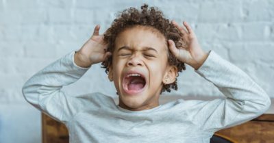Câu đố: Thêm sắc thì nó đinh tai; Giữ nguyên là cái đi bơi thường dùng – Là chữ gì?