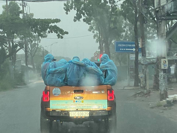 Cơn mưa bất ngờ ập đến Sài Gòn, khiến cho Chí Bảo và các thành viên đội phun khử khuẩn không kịp tìm nơi trú. Họ choàng tay ôm nhau để giữ an toàn, tạo nên một hình ảnh đẹp khiến cộng đồng xúc động (ảnh được người dân chụp ngày 15/7).