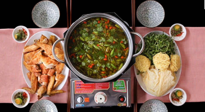 Cách nấu lẩu gà ớt hiểm dẫn dã với vị cay nồng ngon như tiệm; món ăn ngon; xanh; tiềm; chanh; lá é.