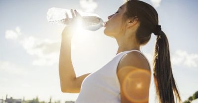 Khi thời tiết ngày càng nắng nóng, nên và không nên uống gì?