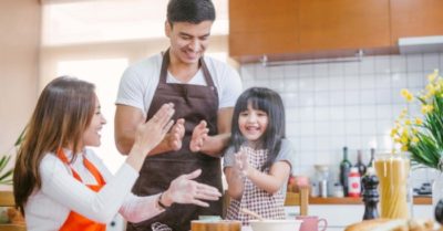 Đàn ông thông minh không xếp vợ con mình sau những cuộc vui bạn bè