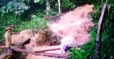 Video: Phút sinh tử khi cõng con vượt lũ của cô giáo mầm non ở Quảng Nam