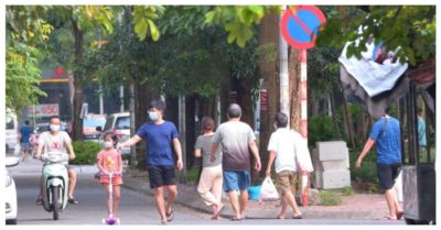 Người dân Hà Nội vô tư ra đường tập thể dục