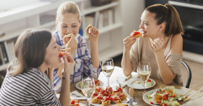 Phụ nữ trẻ lâu hơn khi hẹn hò với bạn bè 2 lần/tuần