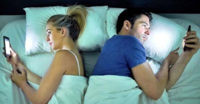 ‘Yêu’ điện thoại hơn cả bạn đời, hôn nhân gia đình đang dần nguội lạnh