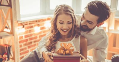Đàn ông chăm tặng quà cho vợ sẽ nhanh giàu và gặp nhiều may mắn trong sự nghiệp