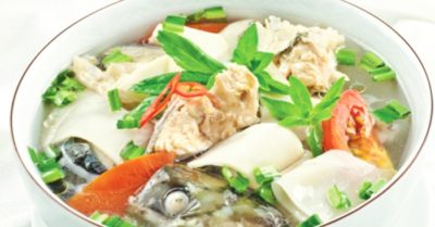 Cách nấu đầu cá hồi với măng chua hấp dẫn cho bữa cơm gia đình