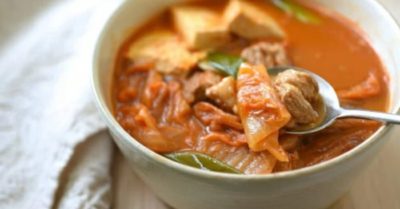 Cách nấu canh kim chi sườn heo đậm đà, chuẩn vị Hàn Quốc