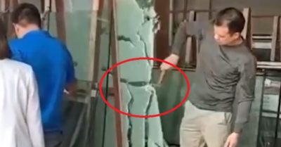 Video: Anh chủ méo mặt khi khách thử độ bền kính cường lực