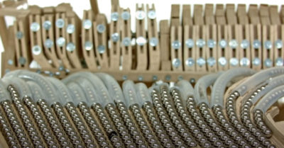 Thú vị: Dụng cụ âm nhạc làm từ 2000 viên bi