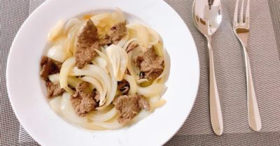 Cách nấu thịt bò xào hành tây mềm ngon đơn giản tại nhà