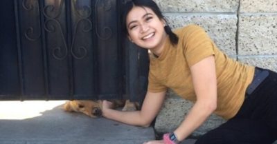 Bị nhốt trong nhà, hằng ngày chú chó đều nhòm qua khe cửa để nhìn cô bạn thân