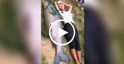 Video: Cô gái thích thú chụp ảnh vì bắt được cá trắm ‘khổng lồ’