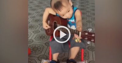 Video: Bé trai đàn lục huyền cầm thuần thục cho bố hát