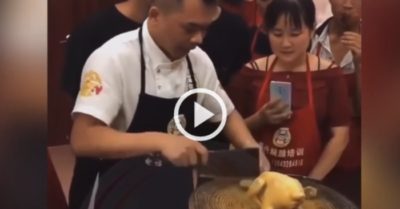 Video: Người đàn ông hướng dẫn chặt gà điêu luyện khiến đám đông thích thú