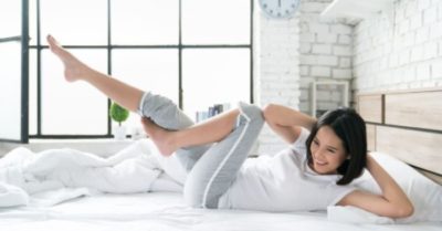 7 phút nằm trên giường tập gập bụng giúp eo thon hiệu quả, nhanh chóng