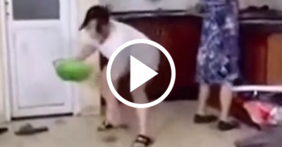 Video: Cả nhà tròn mắt với màn vẩy rau khó đỡ của người mẹ