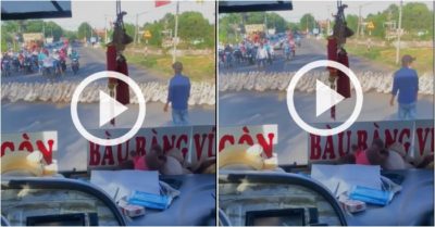 Video: Loạt ôtô và xe máy dừng chờ hàng trăm con vịt sang đường