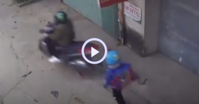 Video: Tình huống đưa con đi học siêu hài hước của người mẹ
