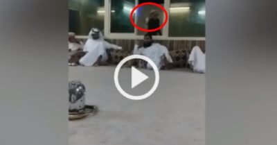 Video: Nam thanh niên nhát như cáy khi bị ném chuột vào người