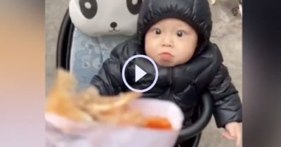 Video: Chú bé thèm thuồng khi thấy bánh kẹp