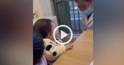 Video: Điệu cười như nắc nẻ của em bé khiến bác sĩ ôm bụng cười nghiêng ngả