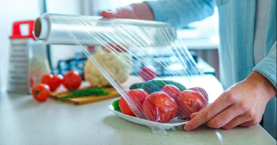 Sử dụng màng bọc thực phẩm đúng cách để không gây hại cho sức khỏe