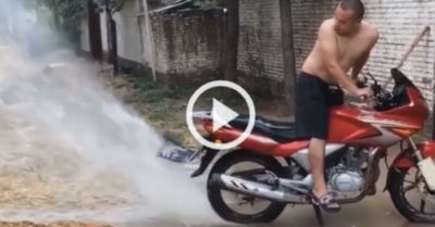 Video: Người đàn ông dùng xe máy thoát nước