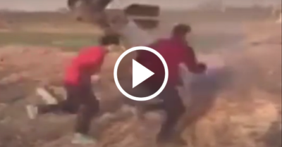 Video: Hai thanh niên rối trí với chiếc xe máy kéo bốc đầu tự quay vòng