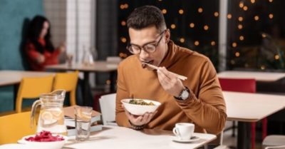 6 sai lầm khi ăn tối khiến tuổi thọ suy giảm, ảnh hưởng xấu đến sức khỏe