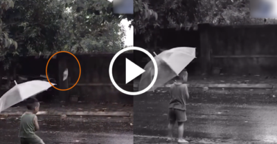 Video giải trí: Dép “lạc trôi” theo xe máy lạ, cậu bé ngơ ngác nhìn theo trong mưa