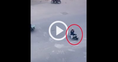 Video: Cô gái dừng xe tập thể dục giữa ngã tư đông đúc