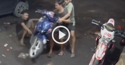 Video: Ba thanh niên khổ sở vật lộn với chiếc xe máy muốn “bỏ chạy”