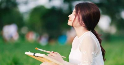 Có những người phụ nữ, dù im lặng vẫn khiến đàn ông say mê