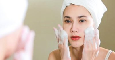 3 sai lầm khi rửa mặt sẽ khiến da bị khô ráp sần sùi và lão hóa sớm
