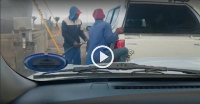 Video: Người đàn ông ôm đuôi xe lắc khi đổ xăng, có làm bình đầy hơn?