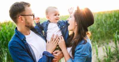 Nhìn vào cách vợ chồng bế con khi đi chơi, có thể biết mức độ hạnh phúc của gia đình đó