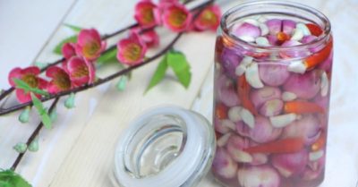 Những lợi ích đối với sức khỏe khi ăn hành tím muối chua trong mùa hè