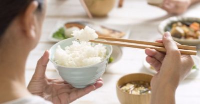 Những thói quen khi ăn cơm gây hại cho sức khỏe, cần lưu ý