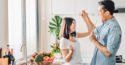 Vợ chồng biết trêu đùa nhau sẽ giúp hôn nhân bền vững
