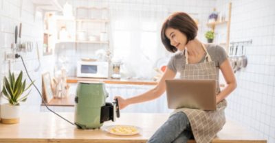Phụ nữ ở nhà nội trợ đâu phải để chồng nuôi