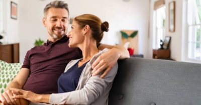 Vợ chồng nhìn vào mắt nhau, hôn nhân viên mãn hơn