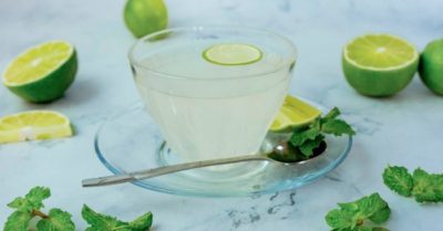 Uống nước chanh ấm vào buổi sáng mang lại lợi ích tuyệt vời cho sức khỏe và nhan sắc