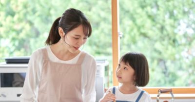 Câu nói “Nhìn gót chân mẹ, hiểu được ba bốn phần tính cách con gái” có ý nghĩa gì?