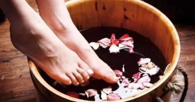 Những tác dụng của việc ngâm chân nước nóng đối với sức khỏe và làm đẹp